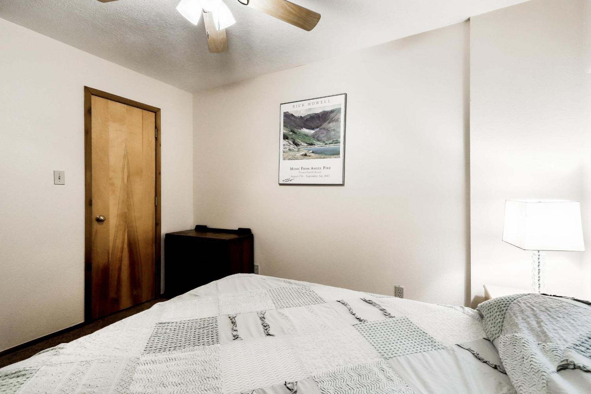 Lift Condos エンジェル・ファイアー 部屋 写真